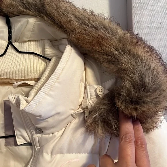 Giordano Long Puffer with Detachable hoodie and Fur trim- Medium - Picture 4 of 15